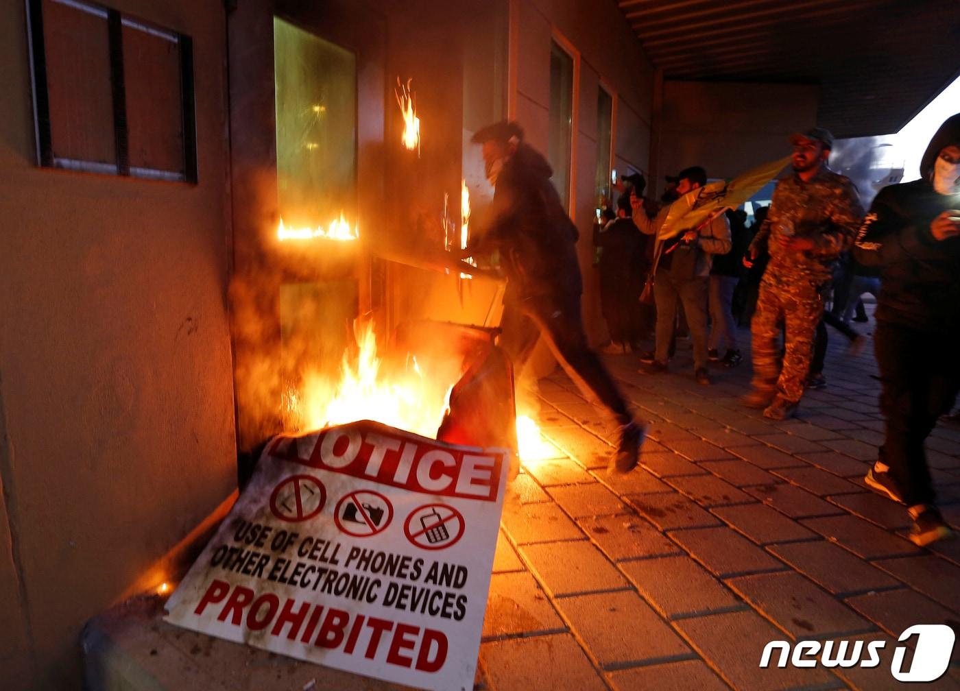 본문 이미지 - 이라크 시아파 민병대원들이 31일(현지시간) 바그다드 미국 대사관 접견실에 불을 질렀다. ⓒ 로이터=뉴스1