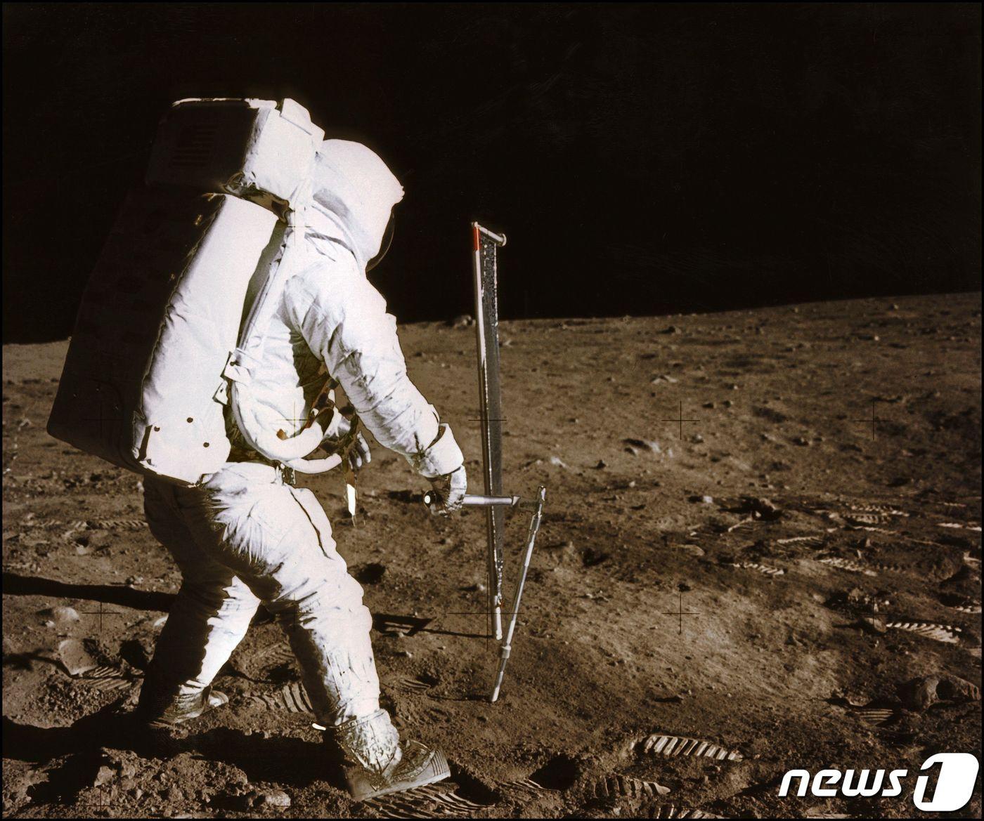 본문 이미지 - 1969년 7월20일 인류 최초로 달에 착륙한 버즈 올드린이 달 표면에서 실험을 하고 있다. 이 사진은 올드린과 함께 달에 첫발을 디딘 닐 암스트롱이 찍었다.  ⓒ AFP=뉴스1