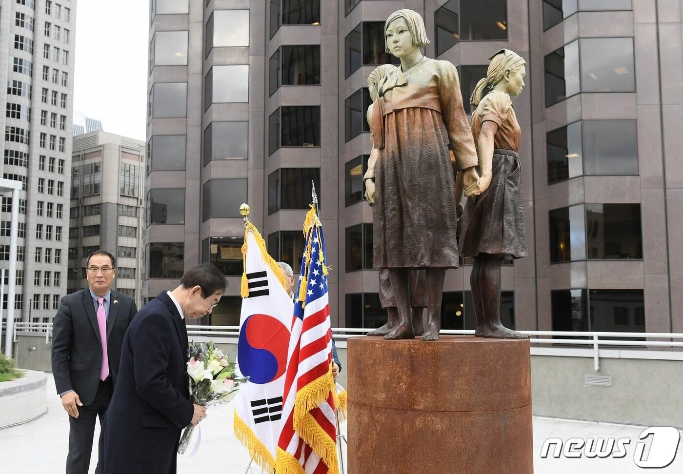 박원순 서울시장이 9일 오후(현지시간) 미국 샌프란시스코 다운타운 세인트메리 공원의 일본군 '위안부' 피해자 기림비에 헌화하고 있다.(서울시 제공) ⓒ 뉴스1