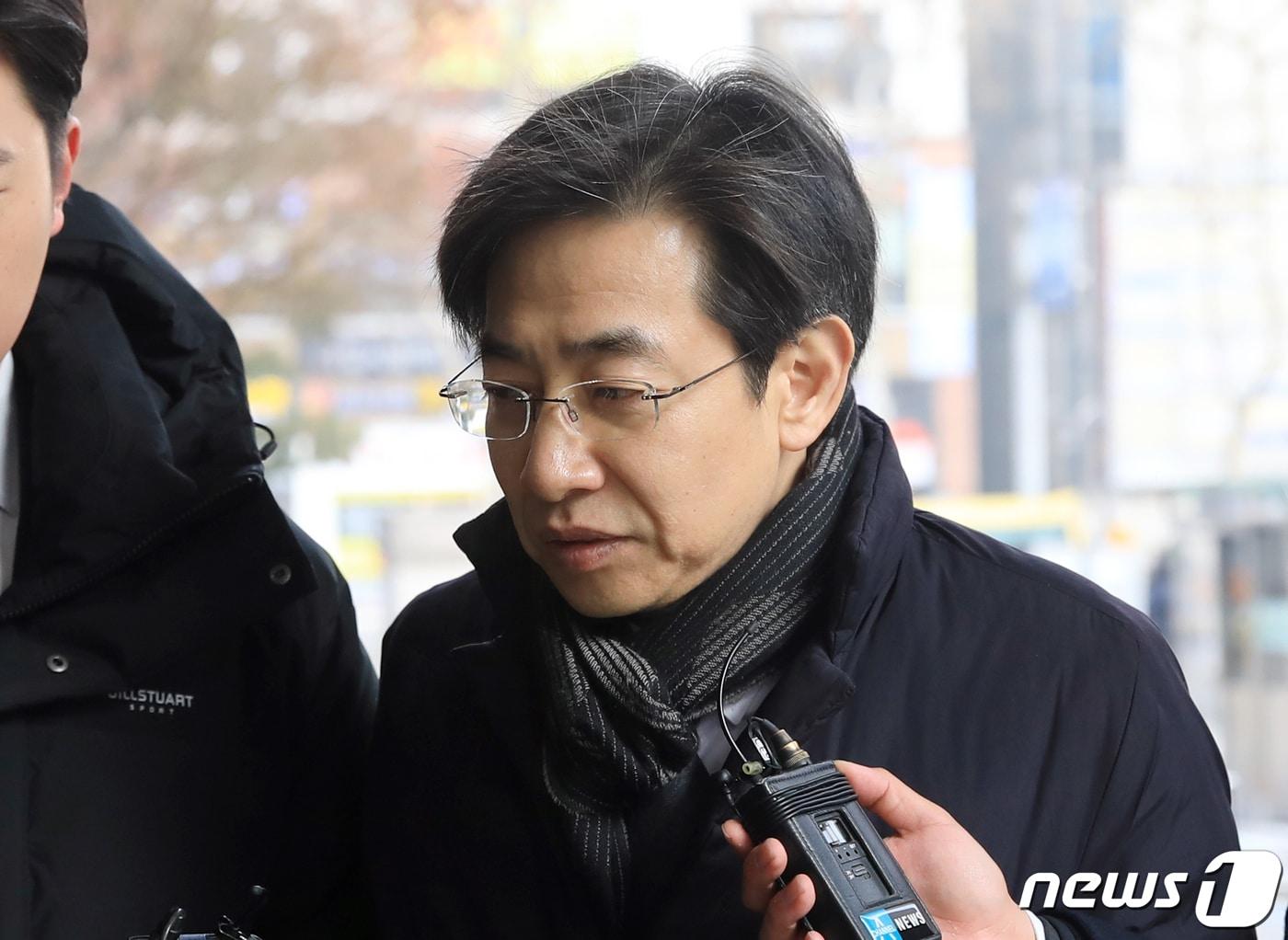 본문 이미지 - 올해 1월 지하철역에서 스마트폰 카메라로 여성을 몰래 촬영한 혐의로 불구속 기소된 김성준 전 SBS 앵커가 서울 양천구 서울남부지방법원에서 열리는 첫 공판에 출석하고 있다. 2020.1.10/뉴스1 ⓒ News1 구윤성 기자