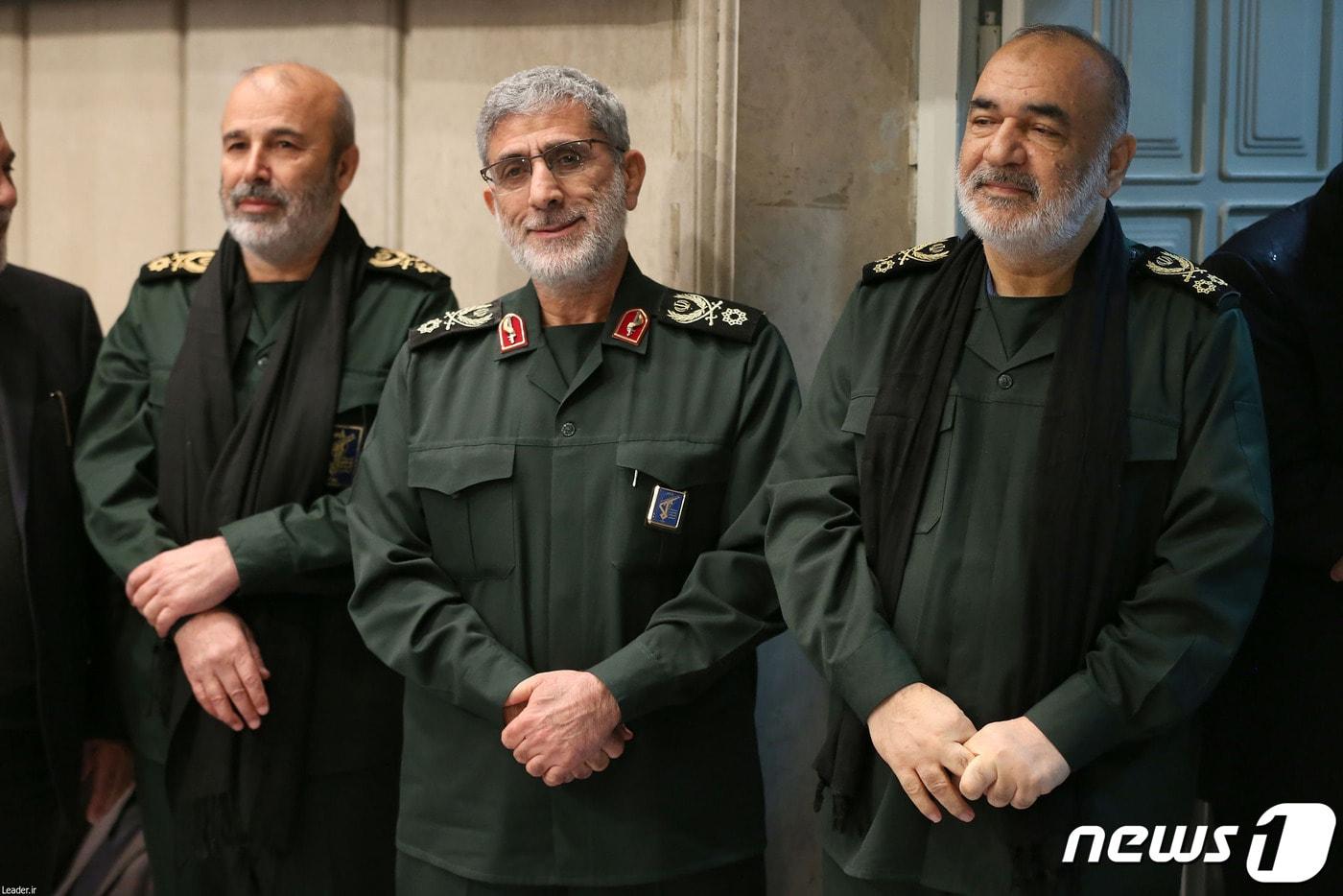 에스마일 가니 신임 이란 쿠드스군 사령관과 모하마드 바게리 참모총장&#40;가운데&#41;, 호세인 살라미 혁명수비대 총사령관이 테헤란에서 열린 가셈 솔레이마니 혁명수비대 쿠드스군 사령관의 추도식에 참석을 하고 있다. ⓒ AFP=뉴스1 ⓒ News1 우동명 기자