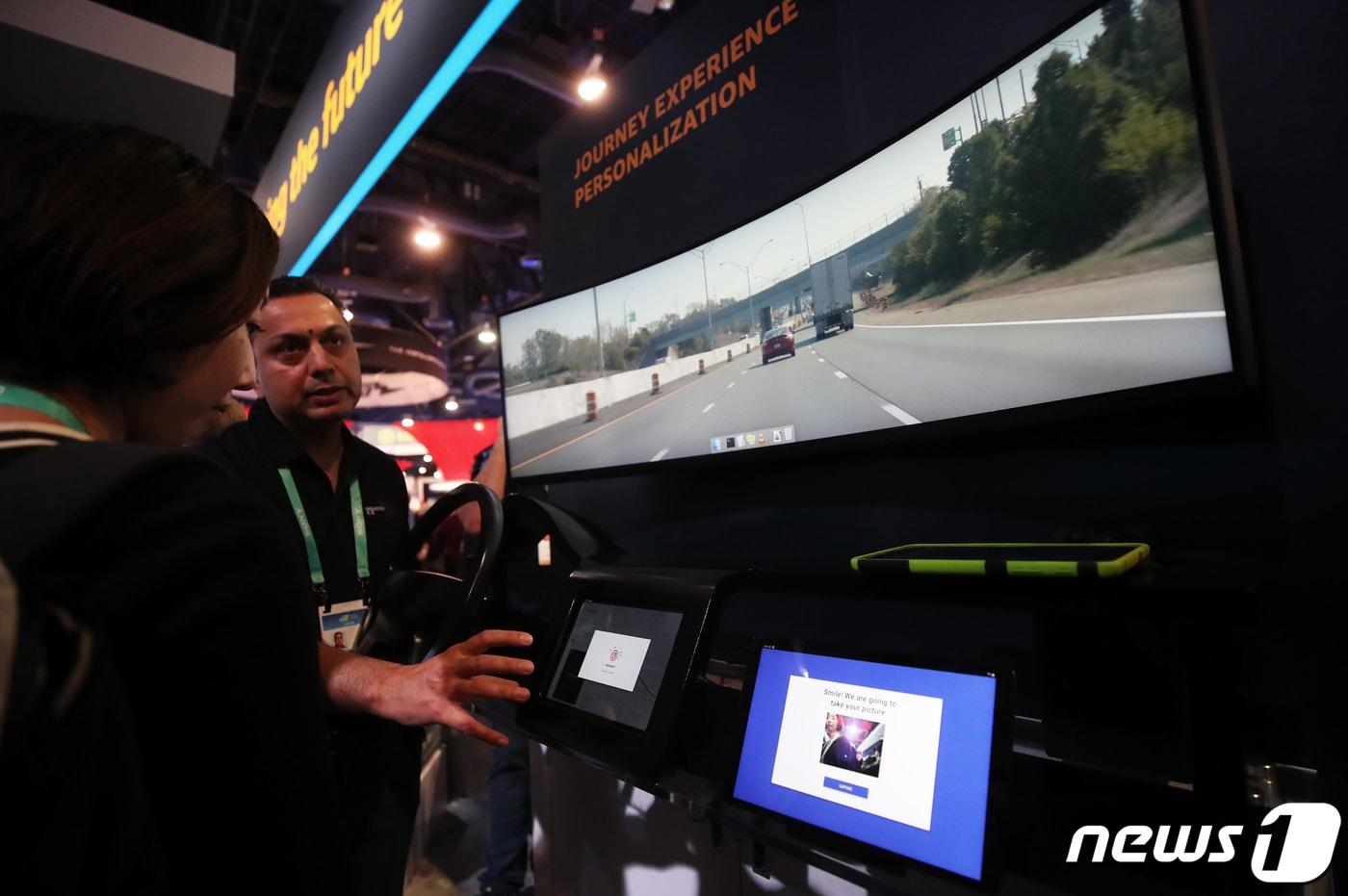 2020년 미국 네바다주 라스베이거스 컨벤션센터에서 열린 국제가전전시회 &#39;CES 2020&#39;&#40;Consumer Electronics Show&#41; 아마존 부스에서 관람객들이 AI 비서 아마존 알렉사를 탑재한 차량의 주행 시스템을 살펴보는 모습. ⓒ News1 오대일 기자