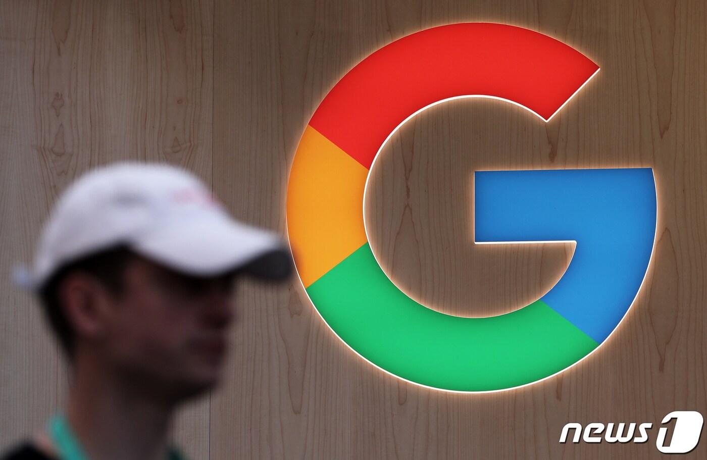 미국 네바다주 라스베이거스 컨벤션센터에서 열린 국제가전전시회 'CES 2020'(Consumer Electronics Show) 구글 부스에서 한 관람객이 구글 로고 앞을 지나고 있다. 2020.1.10/뉴스1 ⓒ News1 오대일 기자