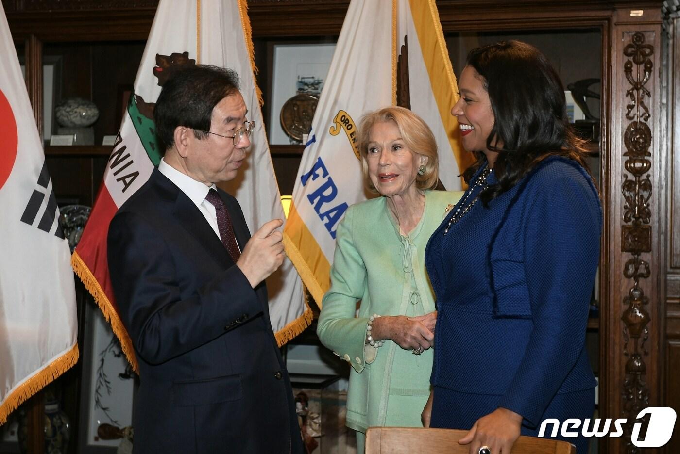 박원순 서울시장이 9일 오후 4시30분(현지시간) 미국 샌프란시스코 시청에서 런던 브리드(London Breed) 시장을 만나 이야기를 나누고 있다.(서울시 제공) ⓒ 뉴스1