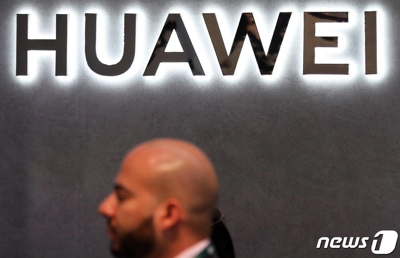 2020년 1월10일(현지시간) 미국 네바다주 라스베이거스 컨벤션센터에서 열린 국제가전전시회 'CES 2020'(Consumer Electronics Show) 화웨이 부스에서 한 관람객이 화웨이 로고 앞을 지나고 있다. 2020.1.10/뉴스1 ⓒ News1 오대일 기자