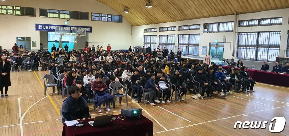 본문 이미지 - 지난 7일 충북 충주시 남한강초등학교 강당에서 50회 졸업식이 열리고 있다.(남한강초 제공).2020.01.10/ⓒ 뉴스1