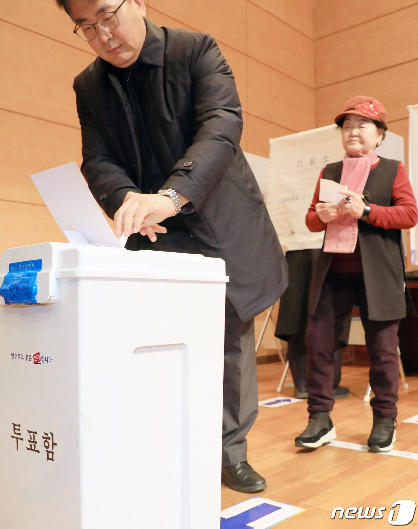 본문 이미지 - 초대 민선 전북체육회장 선거일인 10일 전북 전주시 한국소리문화의전당 국제회의장에 마련된 투표소에서 유권자들이 투표를 하고 있다. 2020.1.10/뉴스1 ⓒ News1 유경석 기자