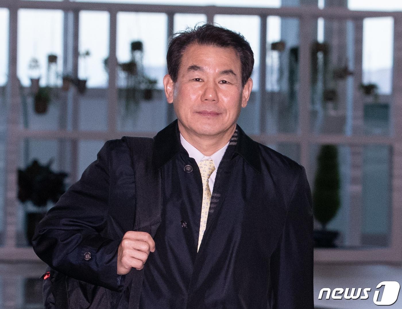 본문 이미지 - 정은보 한미 방위비분담협상 대사가 13일 오전 미국 워싱턴에서 개최되는 제11차 방위비 분단금 특별협정(SMA) 체결을 위한 6차 회의에 참석하기 위해 인천국제공항을 통해 출국하고 있다. 2020.1.13/뉴스1 ⓒ News1 이재명 기자