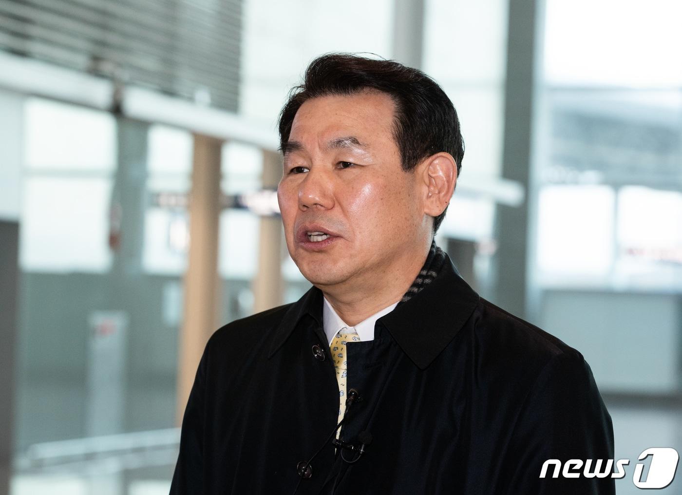 본문 이미지 - 정은보 한미 방위비분담협상 대사가 13일 오전 미국 워싱턴에서 개최되는 제11차 방위비 분단금 특별협정(SMA) 체결을 위한 6차 회의에 참석하기 위해 인천국제공항을 통해 출국하며 취재진 질문에 답변하고 있다. 2020.1.13/뉴스1 ⓒ News1 이재명 기자