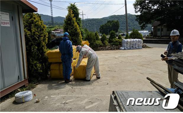 본문 이미지 - 전북 진안군이 노후 슬레이트 처리사업을 시행하고 있다.(진안군제공)2020.1.13/뉴스1 ⓒ News1 김동규 기자