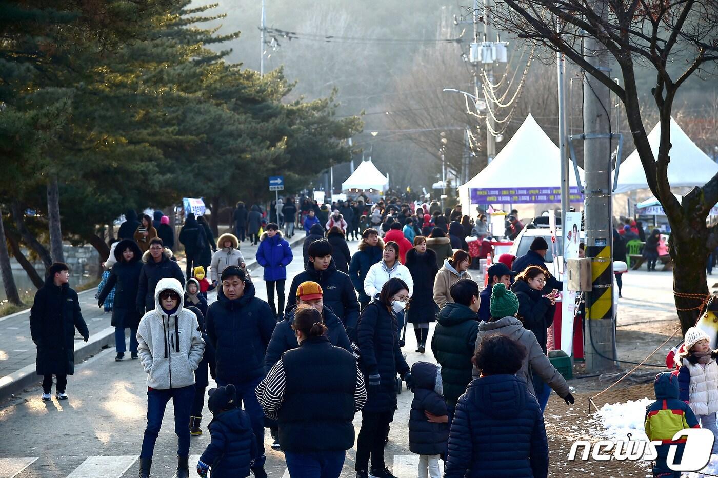본문 이미지 - 지난 주말 제천 의림지 얼음축제 행사장에 관람객들의  발길이 이어지고  있다.ⓒ 뉴스1