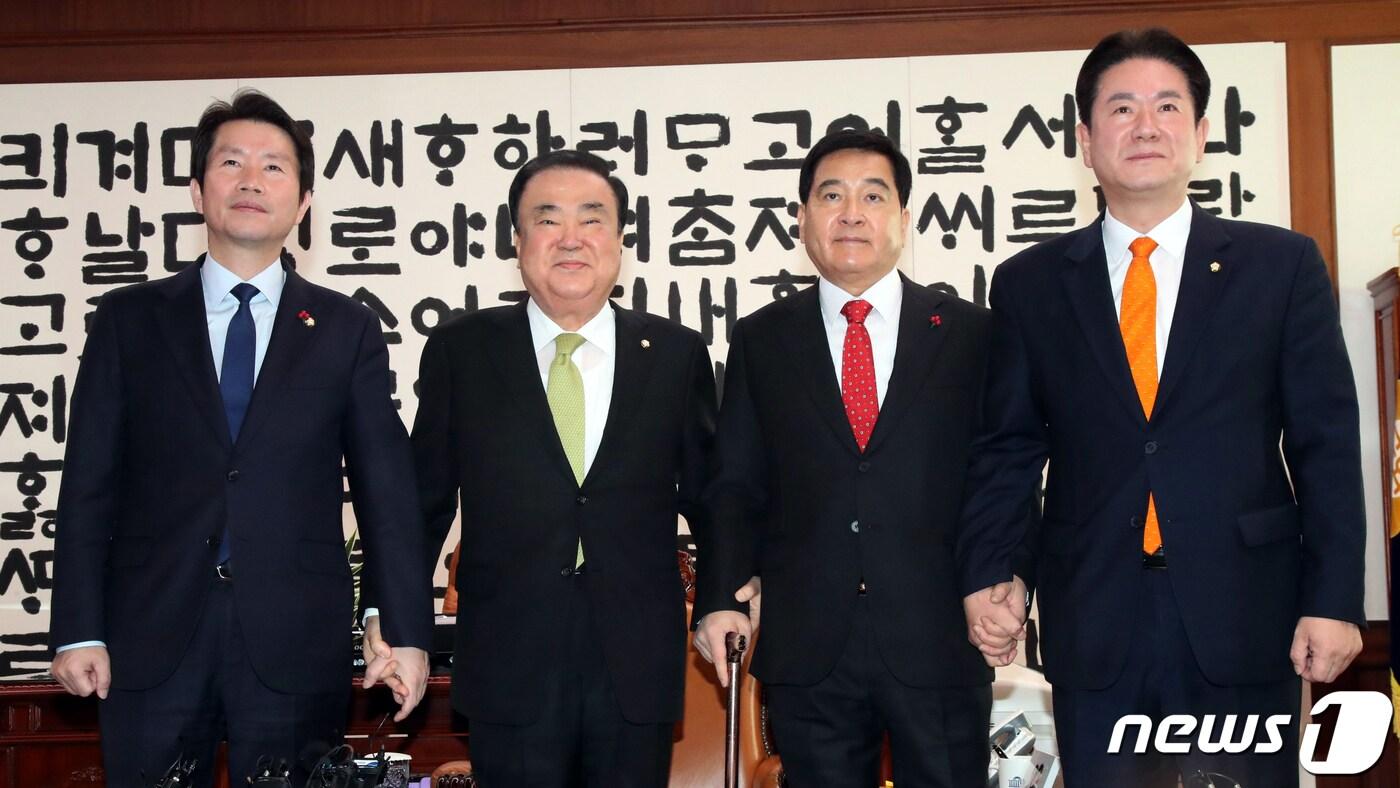 본문 이미지 - 13일 오전 국회의장실에서 문희상 의장과 여야 교섭단체 원내대표가 회동하고 있다. 왼쪽부터 이인영 더불어민주당 원내대표, 문의장, 심재철 자유한국당 원내대표, 이동섭 바른미래당 원내대표 대행. 2020.1.13/뉴스1 ⓒ News1 김명섭 기자
