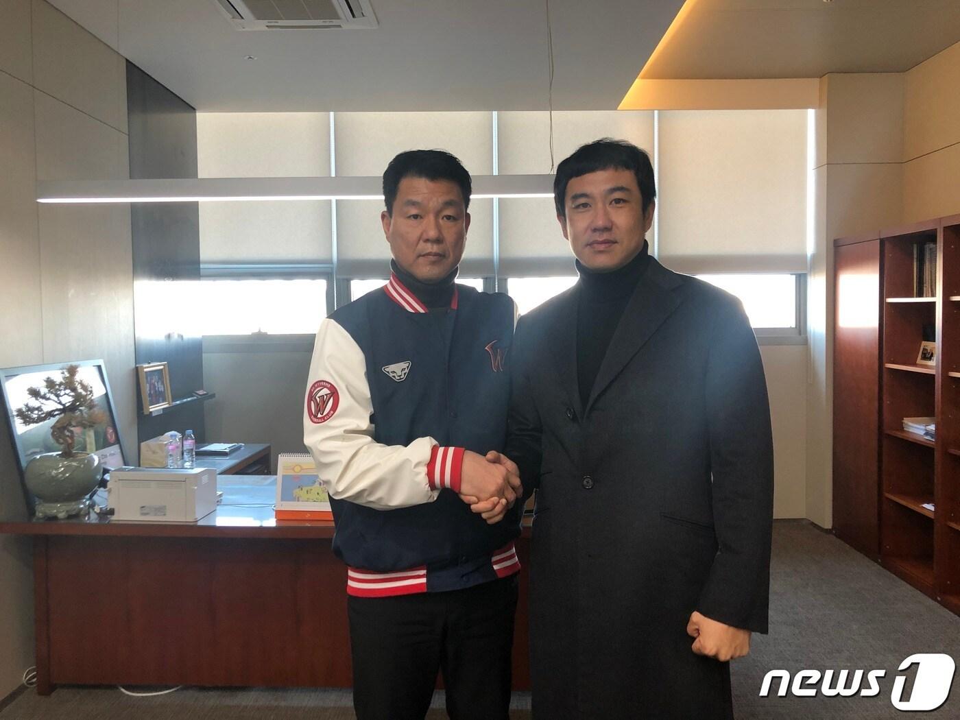 본문 이미지 - 김강민(오른쪽)이 SK 와이번스와 FA 계약을 체결했따(SK 와이번스 제공). ⓒ 뉴스1