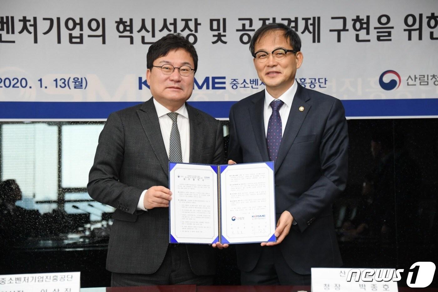 본문 이미지 - 박종호 산림청장(오른쪽)과 이상직 중소벤처기업진흥공단 이사장이 13일 서울시 목동 중소기업유통센터에서 '산림분야 중소벤처기업의 혁신성장 및 공정경제 구현을 위한 업무협약'을 맺고 기념촬영을 하고 있다.(산림청 제공) ⓒ 뉴스1