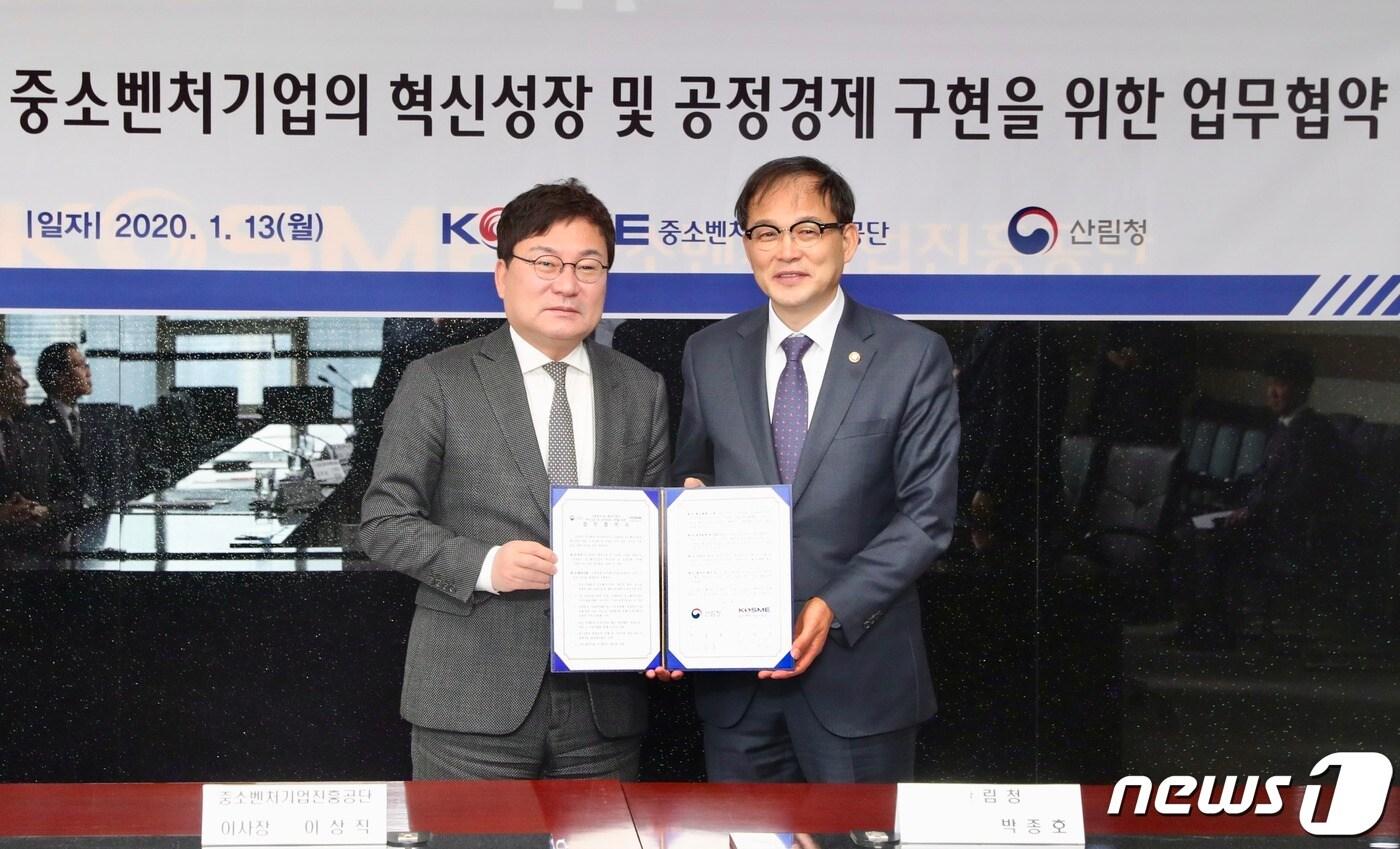 본문 이미지 - 이상직 중소벤처기업진흥공단 이사장(왼쪽)과 박종호 산림청장이 13일 서울 양천구 중소기업유통센터 대회의실에서 산림청과 '산림분야 중소벤처기업의 혁신성장 및 공정경제 구현을 위한 업무협약'을 체결하고 기념사진을 촬영하고 있다. (중진공 제공) /2019.01.13 ⓒ 뉴스1