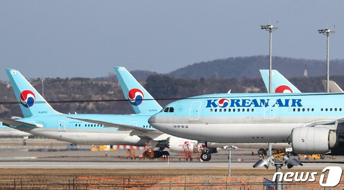 지난 1월13일 오후 인천국제공항 제2터미널 활주로에서 대한항공 항공기가 이륙을 준비하고 있다. 2020.1.13/뉴스1 ⓒ News1 성동훈 기자