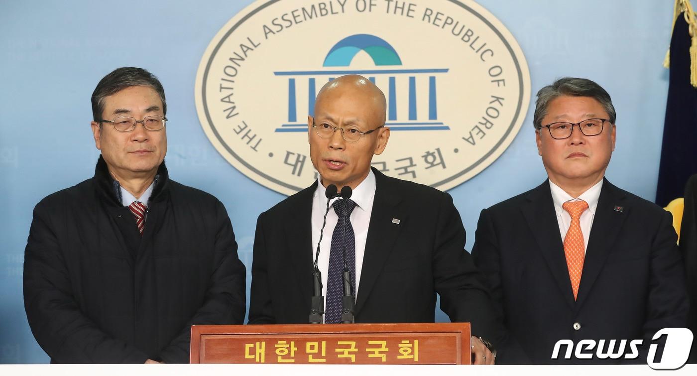 본문 이미지 - 한민호 전 문화체육관광부 국장(가운데) ⓒ News1 임세영 기자