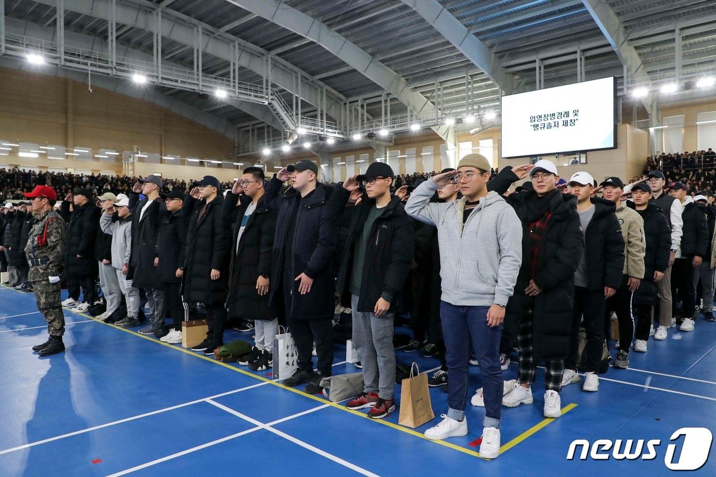 본문 이미지 - 2020년 공군병 809기 입영 장병들이 경남 진주 공군 기본군사훈련단에서 열린 입영식에서 경례하는 모습. (공군 제공) 2020.1.13 ⓒ 뉴스1