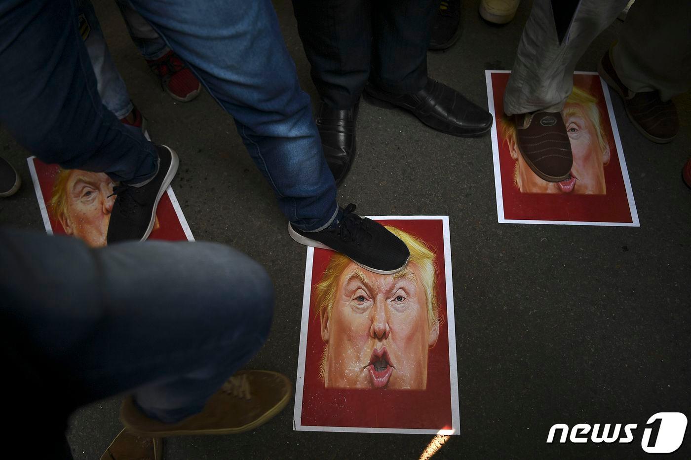 12일(현지시간) 인도 뉴델리에서 가셈 솔레이마니 이란 혁명수비대 쿠드스군 사령관의 죽음에 항의하는 시위대들이 도널드 트럼프 미국 대통령의 사진을 밟고 있다. ⓒ AFP=뉴스1 ⓒ News1 우동명 기자