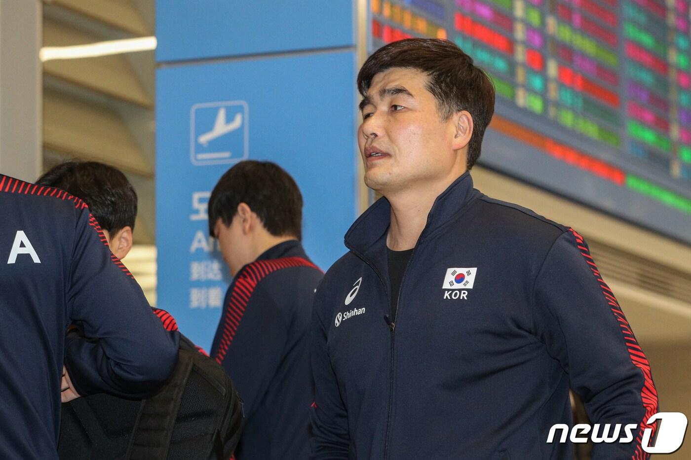 본문 이미지 - 임도헌 남자배구 대표팀 감독이 중국 장먼에서 열렸던 2020 도쿄올림픽 아시아대륙예선을 마치고 13일 오후 인천국제공항을 통해 귀국해 취재진들의 질문에 답하고 있다. 2020.1.13/뉴스1 ⓒ News1 성동훈 기자