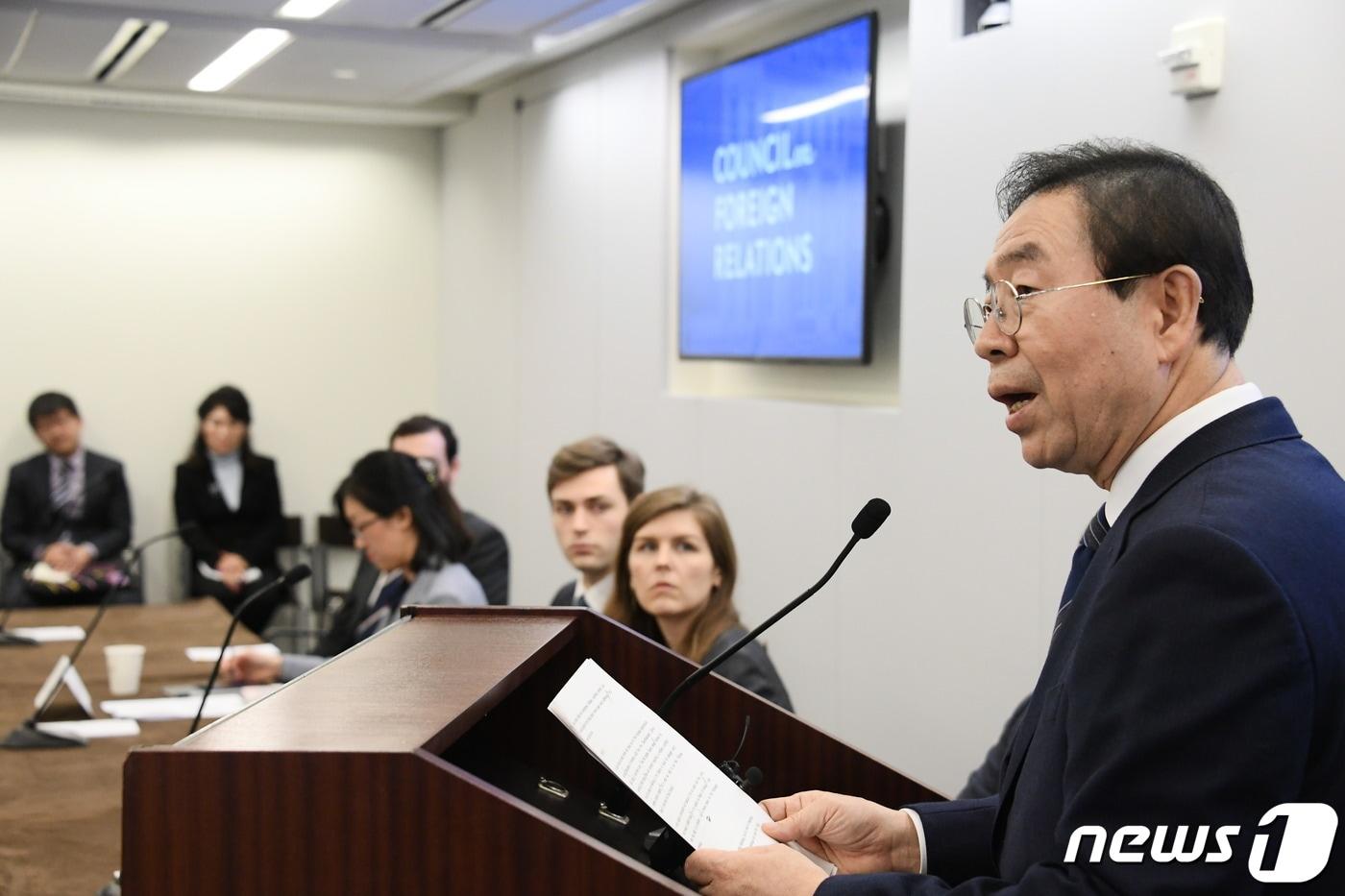 본문 이미지 - 미국을 순방 중인 박원순 서울시장이 13일 오후 워싱턴D.C.에 위치한 미국외교협회(CFR) 워싱턴사무소에서 초청강연을 하고 있다.(서울시 제공) ⓒ 뉴스1