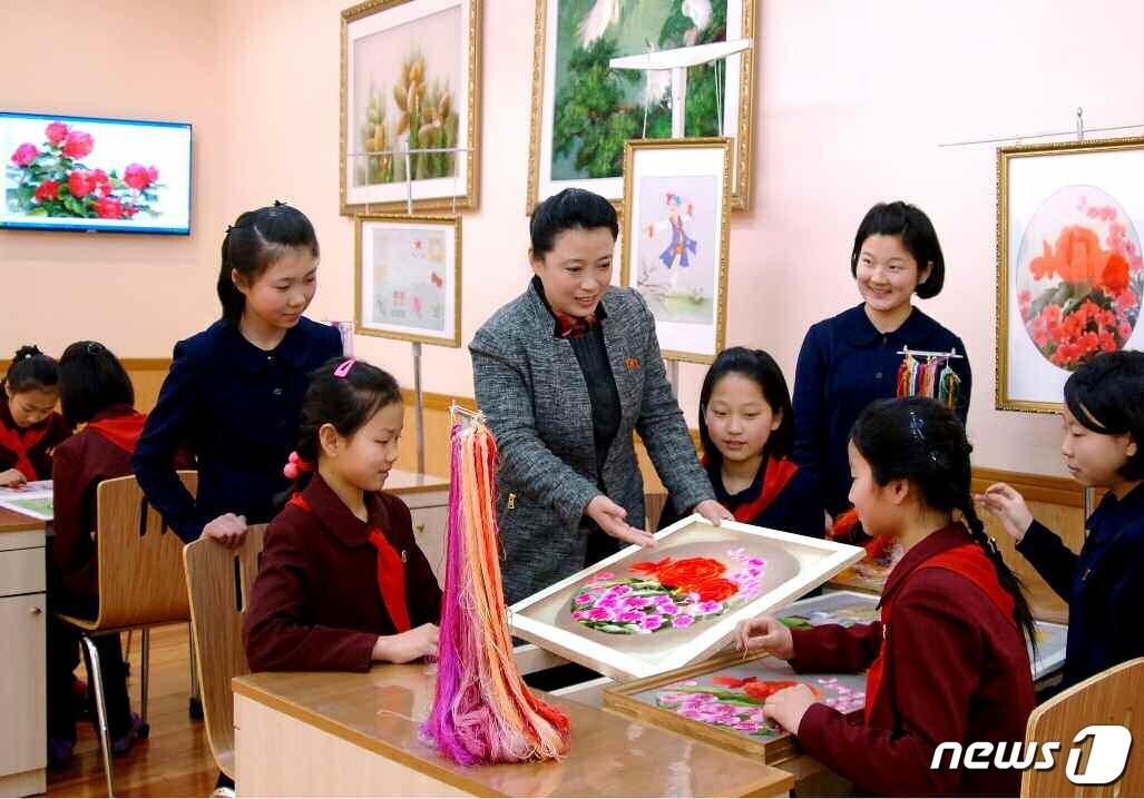 본문 이미지 - (평양 노동신문=뉴스1) = 북한 노동당 기관지 노동신문은 14일 "겨울방학을 즐겁게 보내는 청소년 학생들＂이라면서 관련 사진을 공개했다. [국내에서만 사용가능. 재배포 금지. DB 금지. For Use Only in the Republic of Korea. Redistribution Prohibited] rodongphoto@news1.kr