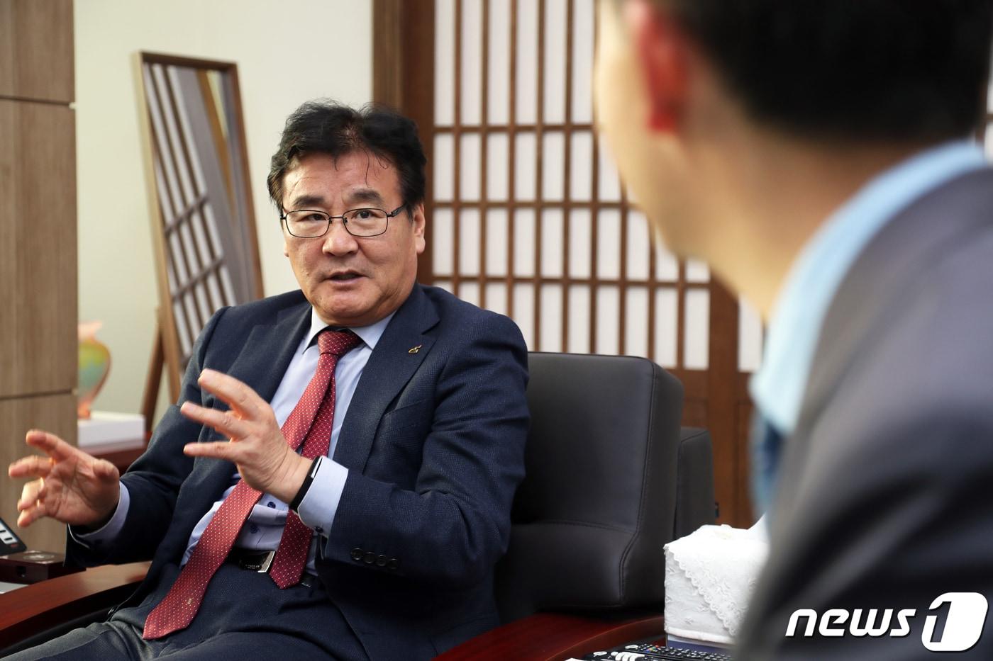 본문 이미지 - 최명서 영월군수가 뉴스1과의 신년인터뷰에서 새해 영월군정의 방향에 대해 설명하고 있다. ⓒ News1 