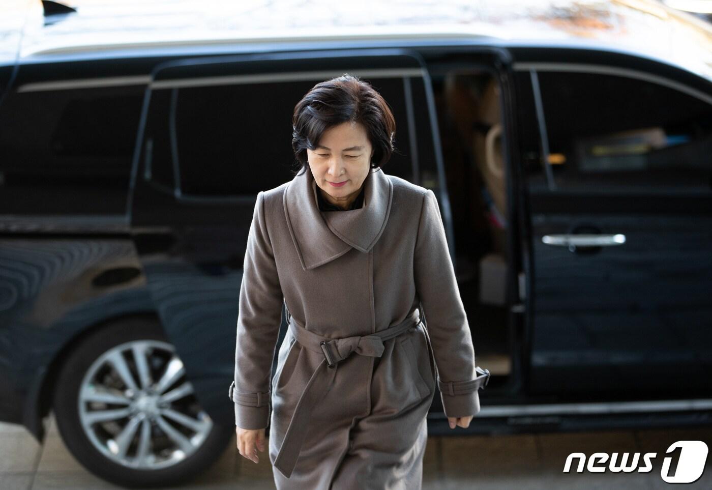 본문 이미지 - 추미애 법무부 장관이 지난 14일 오후 서울 종로구 세종대로 정부서울청사 별관에서 열린 정세균 국무총리 취임식에 참석하고 있다. 2020.1.14/뉴스1 ⓒ News1 이재명 기자