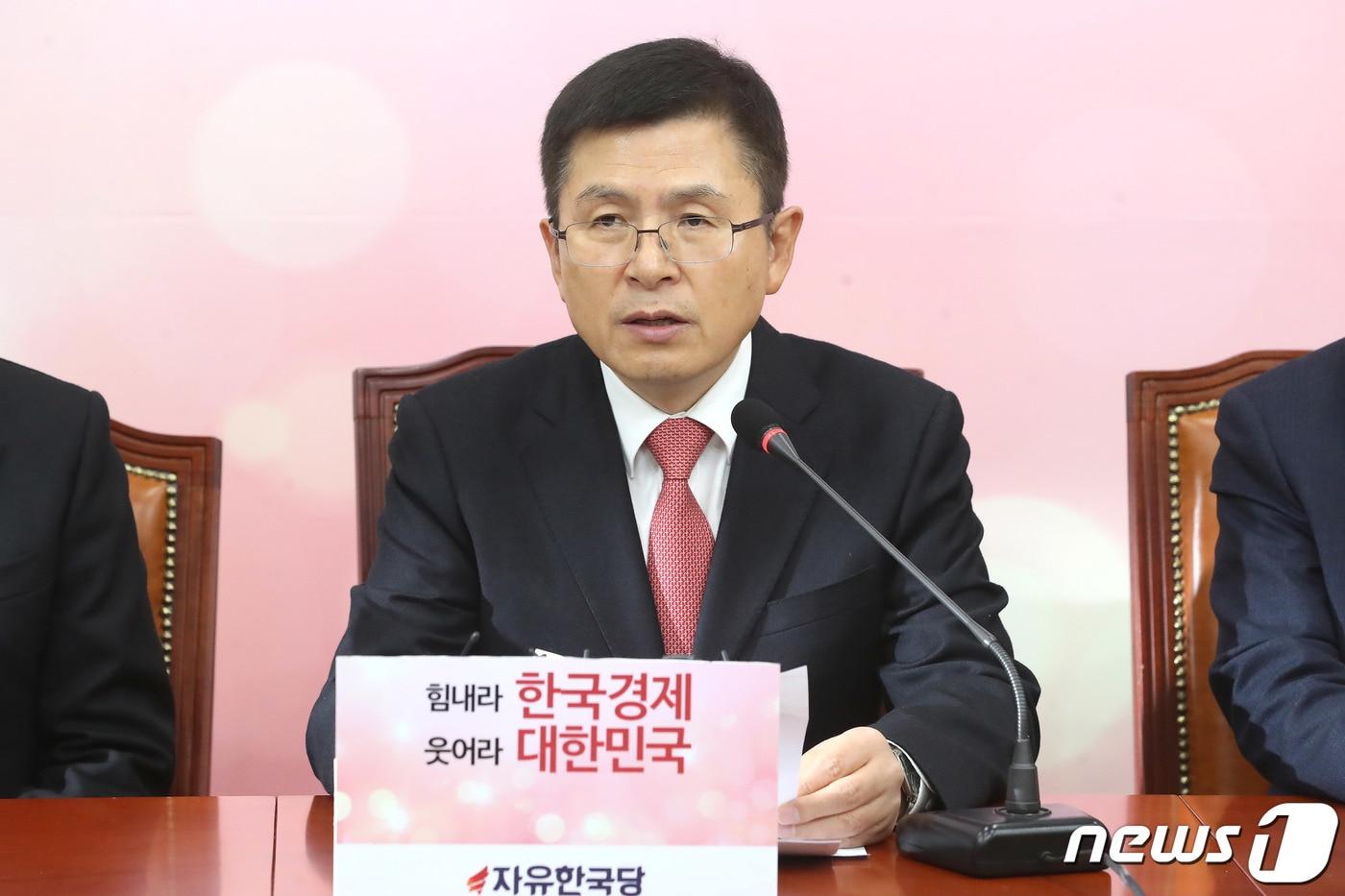 본문 이미지 - 황교안 자유한국당 대표가 15일 오전 서울 여의도 국회에서 열린 당대표 및 최고위원·중진의원 연석회의에서 모두발언을 하고 있다. 2020.1.15/뉴스1 ⓒ News1 임세영 기자
