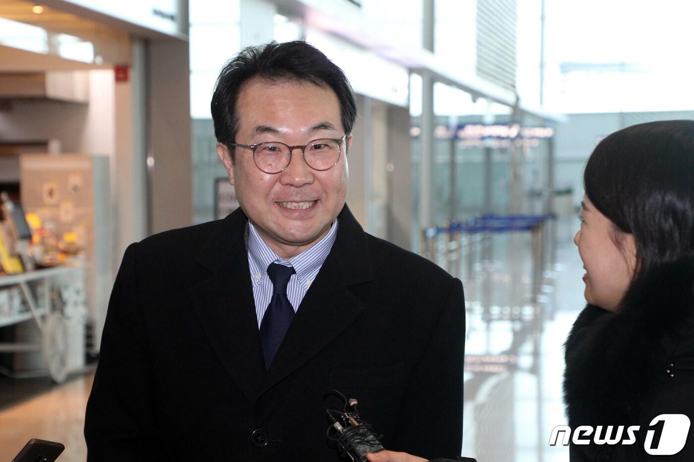 본문 이미지 - 이도훈 외교부 한반도평화교섭본부장이 15일 오전 인천국제공항을 통해 출국하며 취재진 질문에 답하고 있다. 이날 출국한 이 본부장은 15일(현지시간)부터 18일까지 미국에 머물며 북핵수석대표 협의를 진행하고, 미 행정부 인사들과 만날 예정이다. 2020.1.15/뉴스1 ⓒ News1 황기선 기자