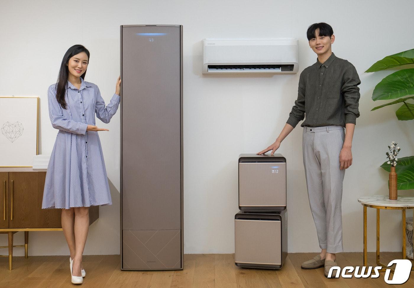 본문 이미지 - 삼성전자 모델들이 2020년형 '무풍에어컨'과 공기청정기 '무풍큐브'를 소개하고 있다.(삼성전자 사진제공)ⓒ 뉴스1