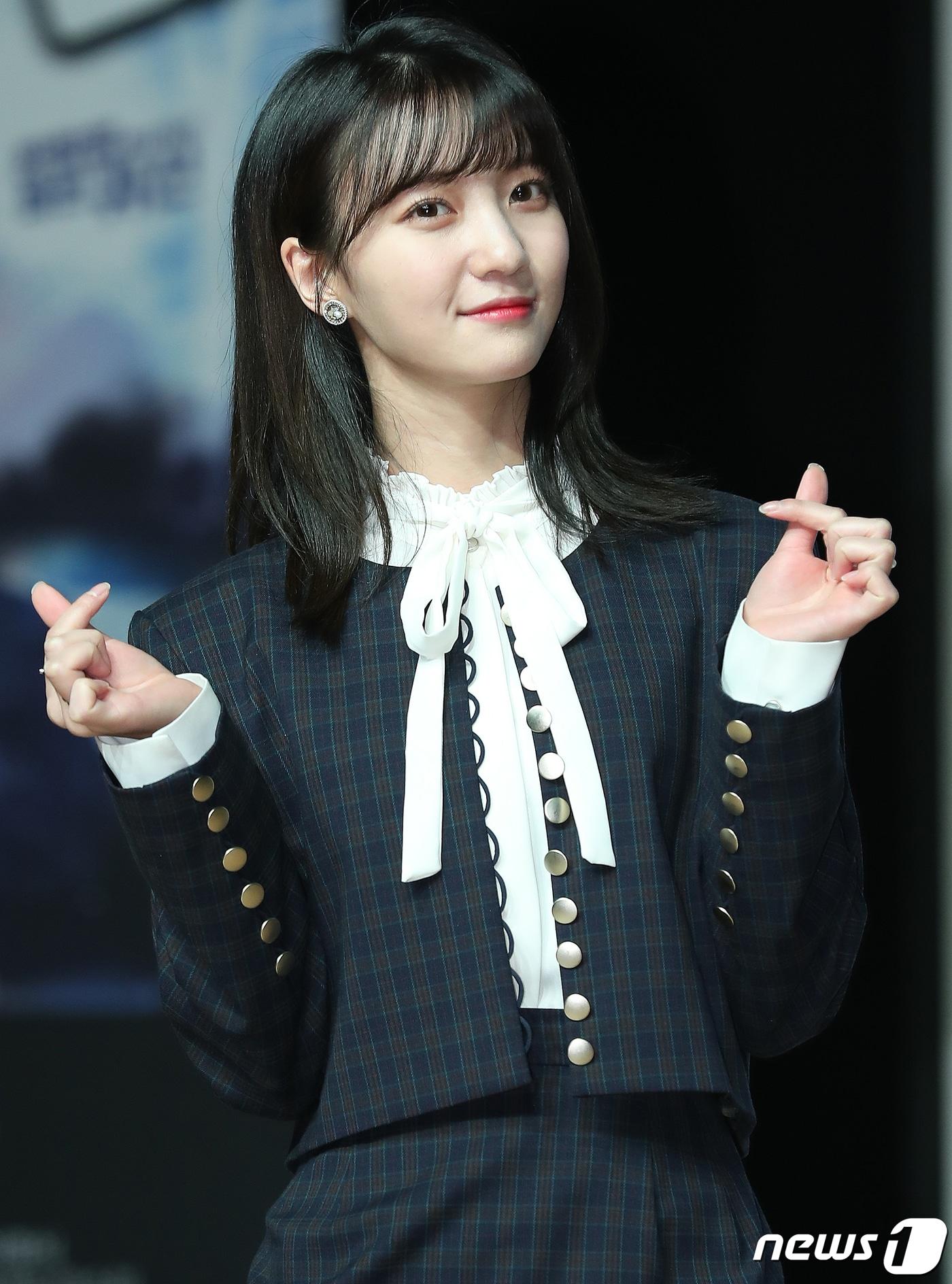 본문 이미지 - 오마이걸 비니가 15일 오후 서울 강남구 선릉로 일지아트홀에서 열린 웹드라마 ‘귀신과 산다’ 제작발표회에 참석해 포즈를 취하고 있다. ‘귀신과 산다’는 어느날 구여은(베리굿 세형 분)이 운영하는 카페에 나타난 귀신가족과 조우하면서 벌어지는 코믹 에피소드를 담은 이야기를 그린다. 2020.1.15/뉴스1 ⓒ News1 김진환 기자