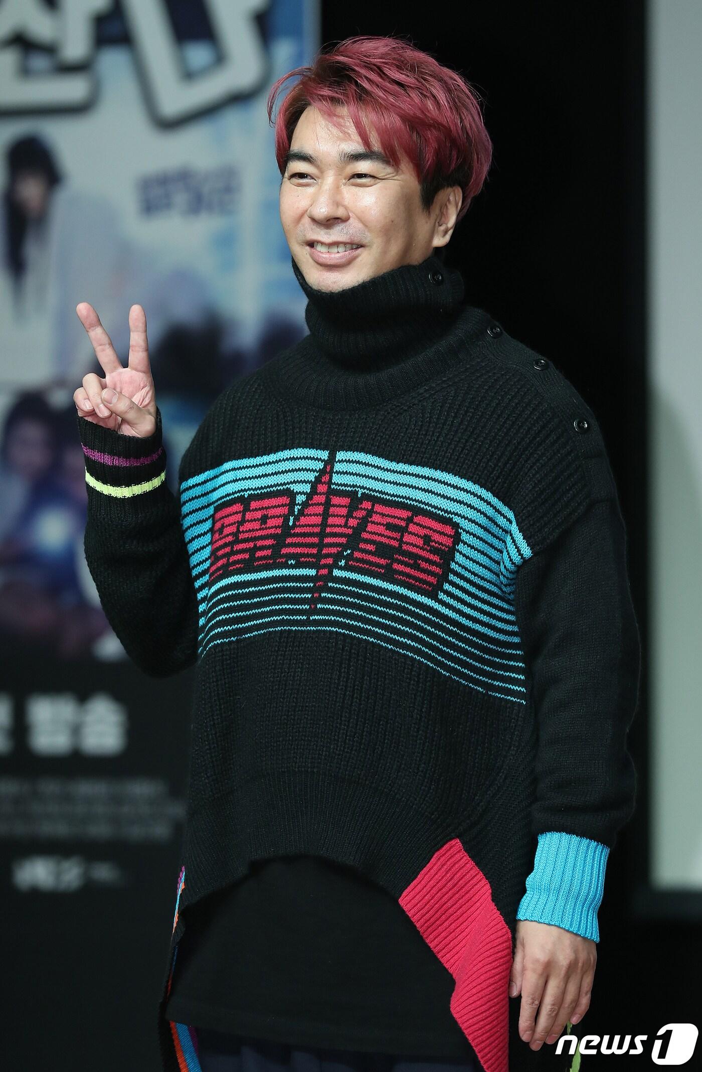 본문 이미지 - 터보 김정남이 15일 오후 서울 강남구 선릉로 일지아트홀에서 열린 웹드라마 ‘귀신과 산다’ 제작발표회에 참석해 포즈를 취하고 있다. ‘귀신과 산다’는 어느날 구여은(베리굿 세형 분)이 운영하는 카페에 나타난 귀신가족과 조우하면서 벌어지는 코믹 에피소드를 담은 이야기를 그린다. 2020.1.15/뉴스1 ⓒ News1 김진환 기자