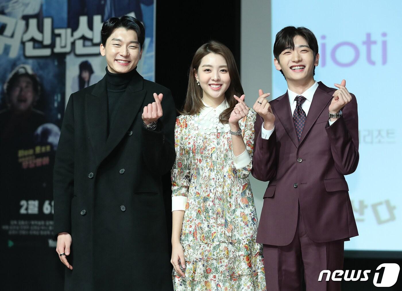 본문 이미지 - 배우 송운섭(왼쪽부터), 베리굿 세형, 배우 홍은기가 15일 오후 서울 강남구 선릉로 일지아트홀에서 열린 웹드라마 ‘귀신과 산다’ 제작발표회에 출연 배우들이 참석해 포즈를 취하고 있다. ‘귀신과 산다’는 어느날 구여은(베리굿 세형 분)이 운영하는 카페에 나타난 귀신가족과 조우하면서 벌어지는 코믹 에피소드를 담은 이야기를 그린다. 2020.1.15/뉴스1 ⓒ News1 김진환 기자