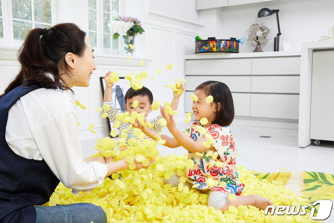 아이들이 에듀프라임 방문선생님과 함께 즐겁게 '노래하는 크레용-노크' 교육을 받고 있다. (에듀프라임 제공) ⓒ 뉴스1