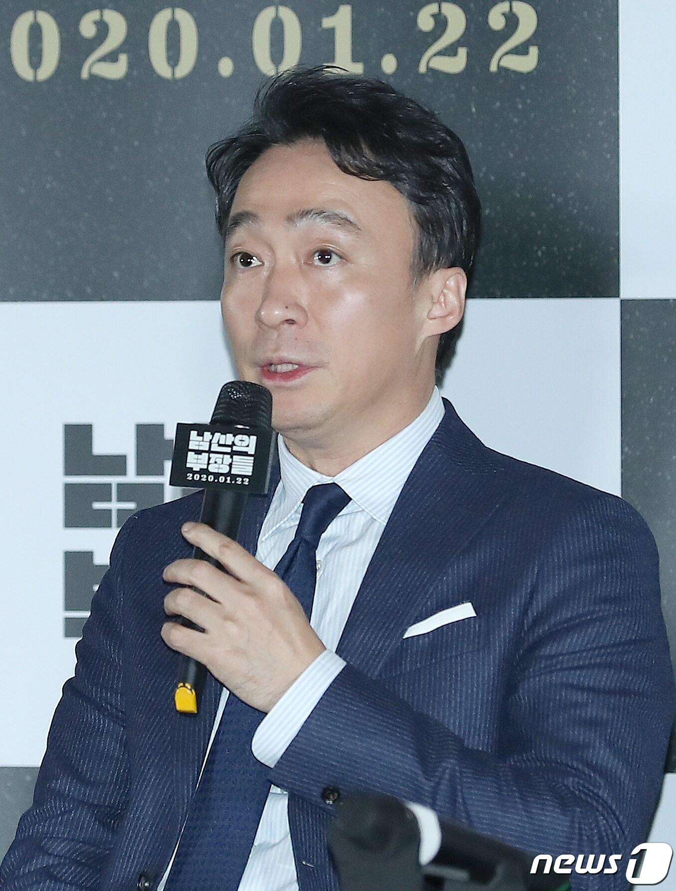 본문 이미지 - 배우 이성민이 15일 오후 서울 CGV 용산아이파크몰에서 열린 영화 ‘남산의 부장들’ 언론시사회에 참석해 취재진의 질문에 답변하고 있다. ‘남산의 부장들’은 1979년, 제2의 권력자라 불리던 중앙정보부장(이병헌 분)이 대한민국 대통령 암살사건을 벌이기 전 40일 간의 이야기를 그린 작품이다. 2020.1.15/뉴스1 ⓒ News1 김진환 기자