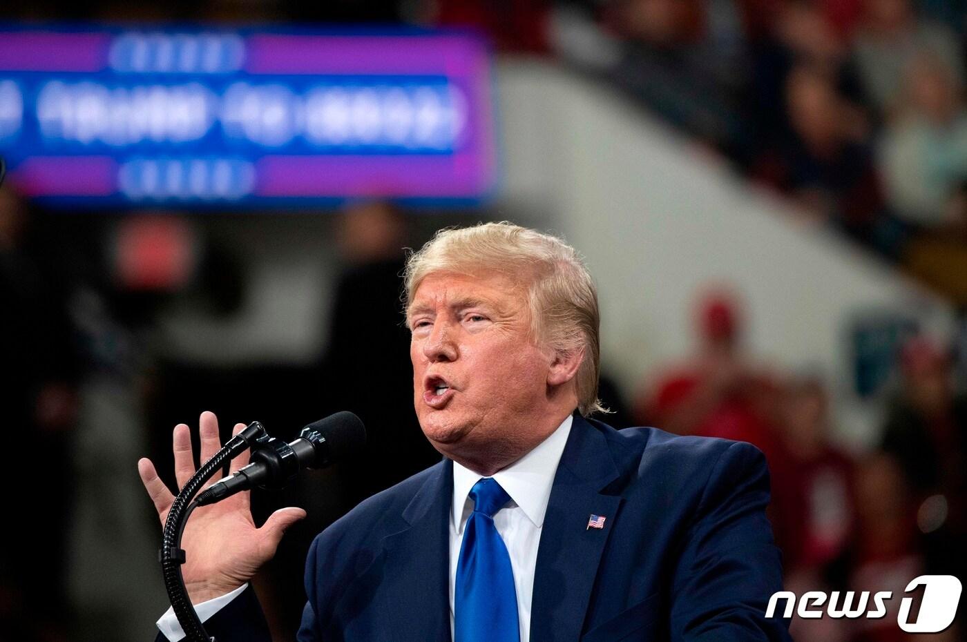 본문 이미지 - 도널드 트럼프 미국 대통령이 14일(현지시간) 미국 위스콘신주 밀워키 선거유세 현장에서 거셈 솔레이마니 이란군 사령관을 두고 '개XX'라고 발언했다. ⓒ AFP=뉴스1