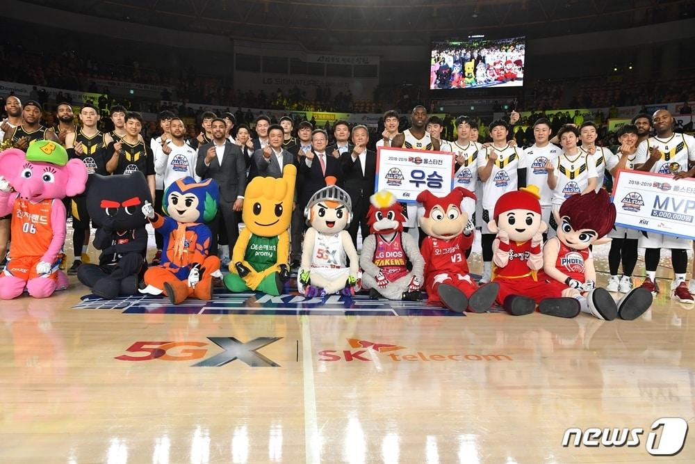 본문 이미지 - 2018-19 KBL 올스타전 단체사진. (KBL 제공) ⓒ 뉴스1