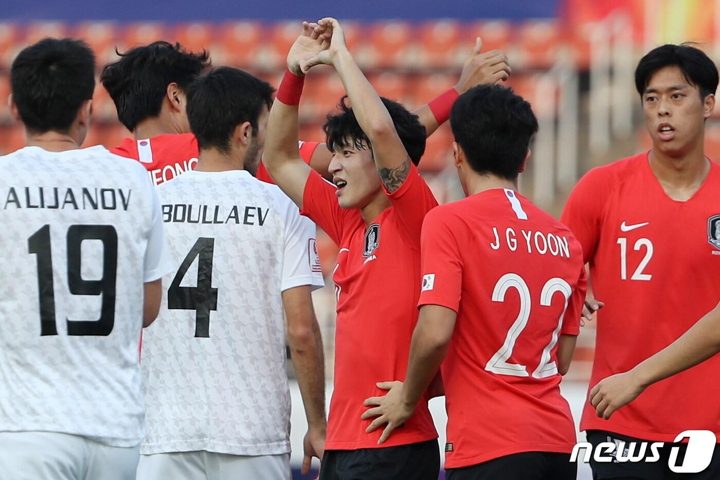 대한민국 U-23 대표팀 정승원이 15일 오후(현지시간) 태국 방콕 탐마삿 스타디움에서 열린 '2020 AFC U-23 챔피언십' 우즈베키스탄과의 조별리그 3차전에서 득점에 성공한 후 축구팬들에게 인사를 전하고 있다. 2020.1.15/뉴스1 ⓒ News1 민경석 기자