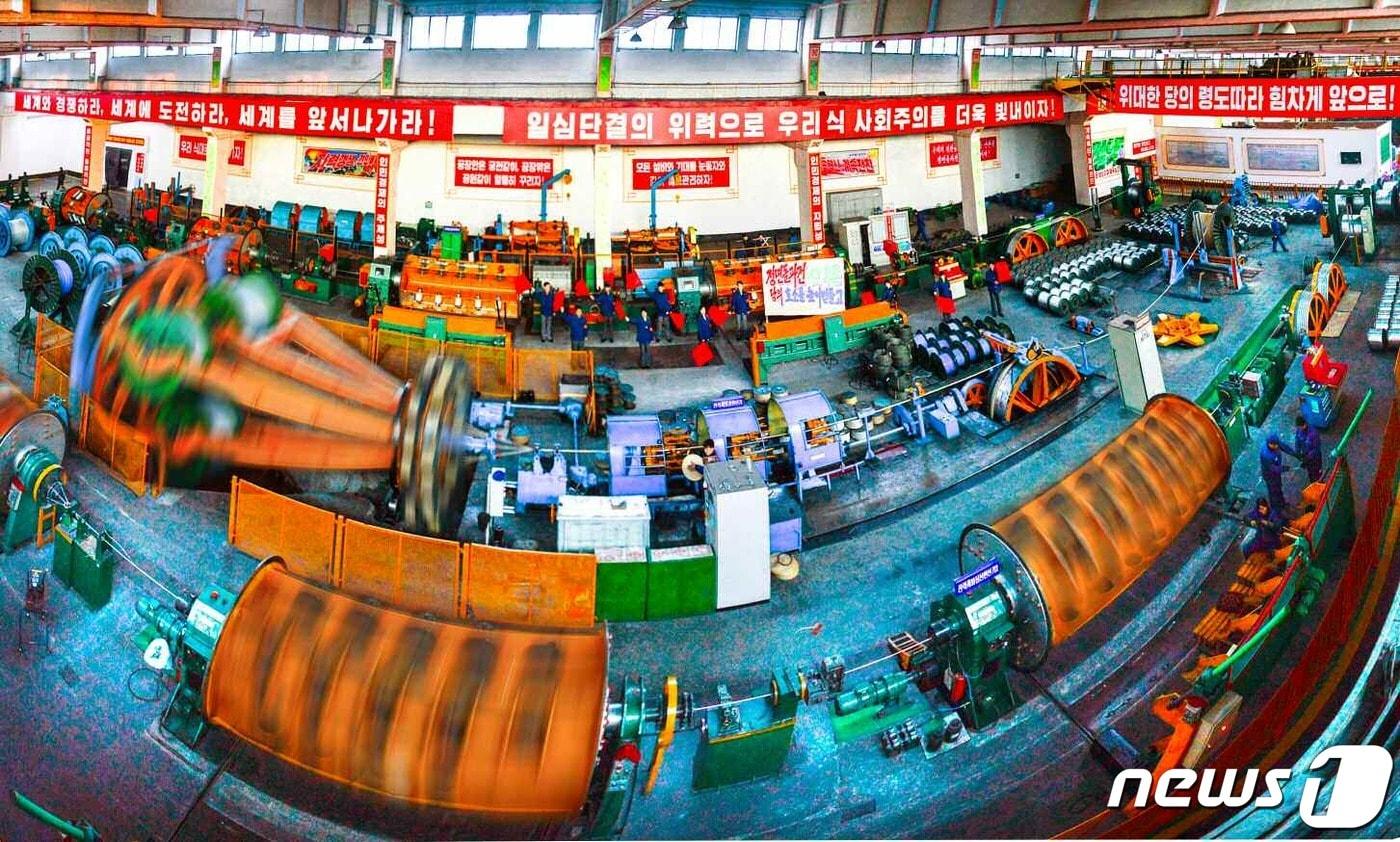본문 이미지 - (평양 노동신문=뉴스1) = 북한 노동당 기관지 노동신문은 16일 "생산정상화의 동음(기계 소리) 세차게 울려간다＂라면서 평양326전선 종합공장에서 찍은 사진을 공개했다. 사진은 기계가 가동되고 있는 평양326전선 종합공장의 모습. [국내에서만 사용가능. 재배포 금지. DB 금지. For Use Only in the Republic of Korea. Redistribution Prohibited] rodongphoto@news1.kr