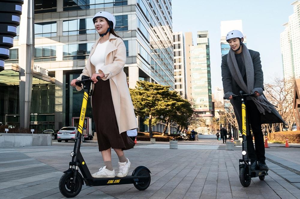 본문 이미지 - 공유 전동킥보드를 이용하는 시민들의 모습. /뉴스1DB