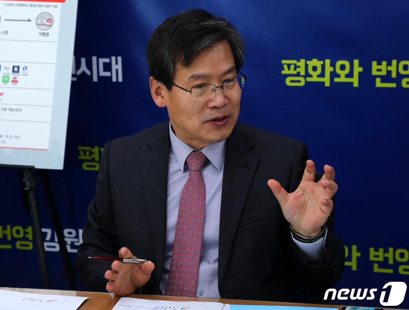 본문 이미지 - 노명우 도 경제진흥국장이 16일 오전 강원도청 기자실에서 경제진흥국 소관 주요 역점시책을 설명하고 있다. 2020.1.16/뉴스1 ⓒ News1 하중천 기자