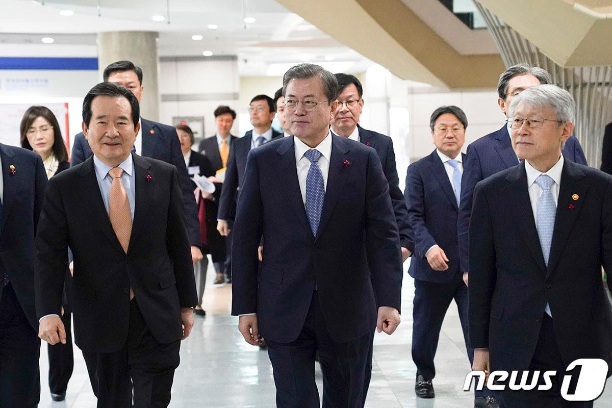 본문 이미지 - 문재인 대통령이 16일 대전 한국전자통신연구원에서 정세균 국무총리, 최기영 과학기술정보통신부 장관 등과 과학기술인 간담회장으로 이동하고 있다. (청와대 제공) 2020.1.16/뉴스1