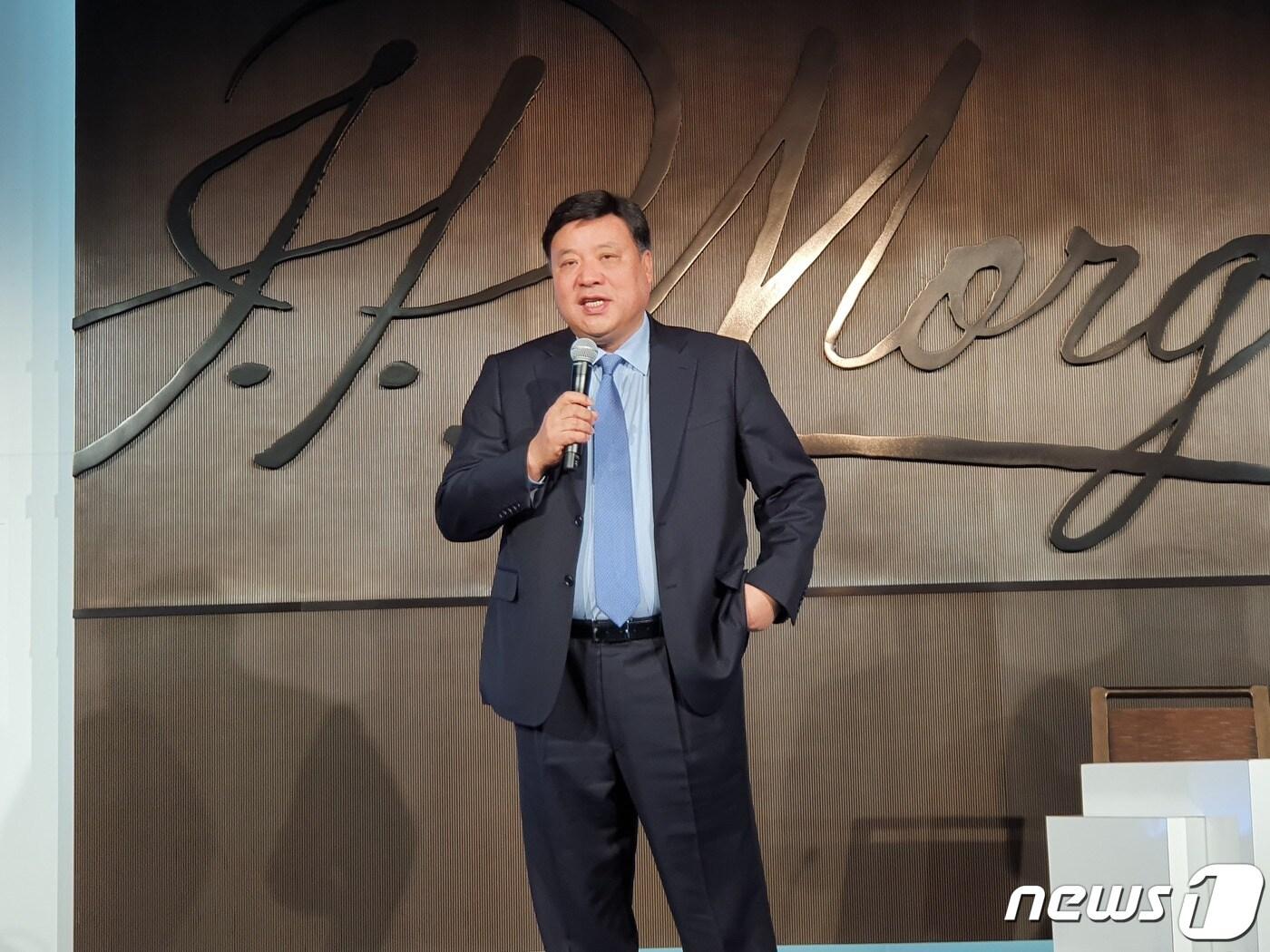 본문 이미지 - 서정진 셀트리온그룹 회장이 15일(현지시간) 미국 샌프란시스코 웨스틴 세인트프란시스호텔에서 열린 'JP모건 헬스케어 콘퍼런스'에서 '2030 비전 로드맵'을 주제로 발표를 하고 있다. ⓒ 뉴스1