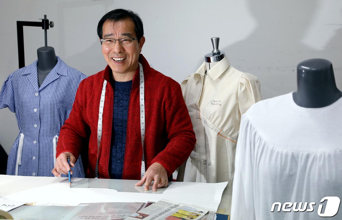 본문 이미지 - 한국의류산업협회 테크니컬매니저 겸 총괄이사를 맡고 있는 홍성길 의류 제조 장인이 최근 서울 중구 을지로 동대문패션비즈센터에서 뉴스1과 가진 인터뷰에서 포즈를 취하고 있다. 2020.1.16/뉴스1 ⓒ News1 박정호 기자