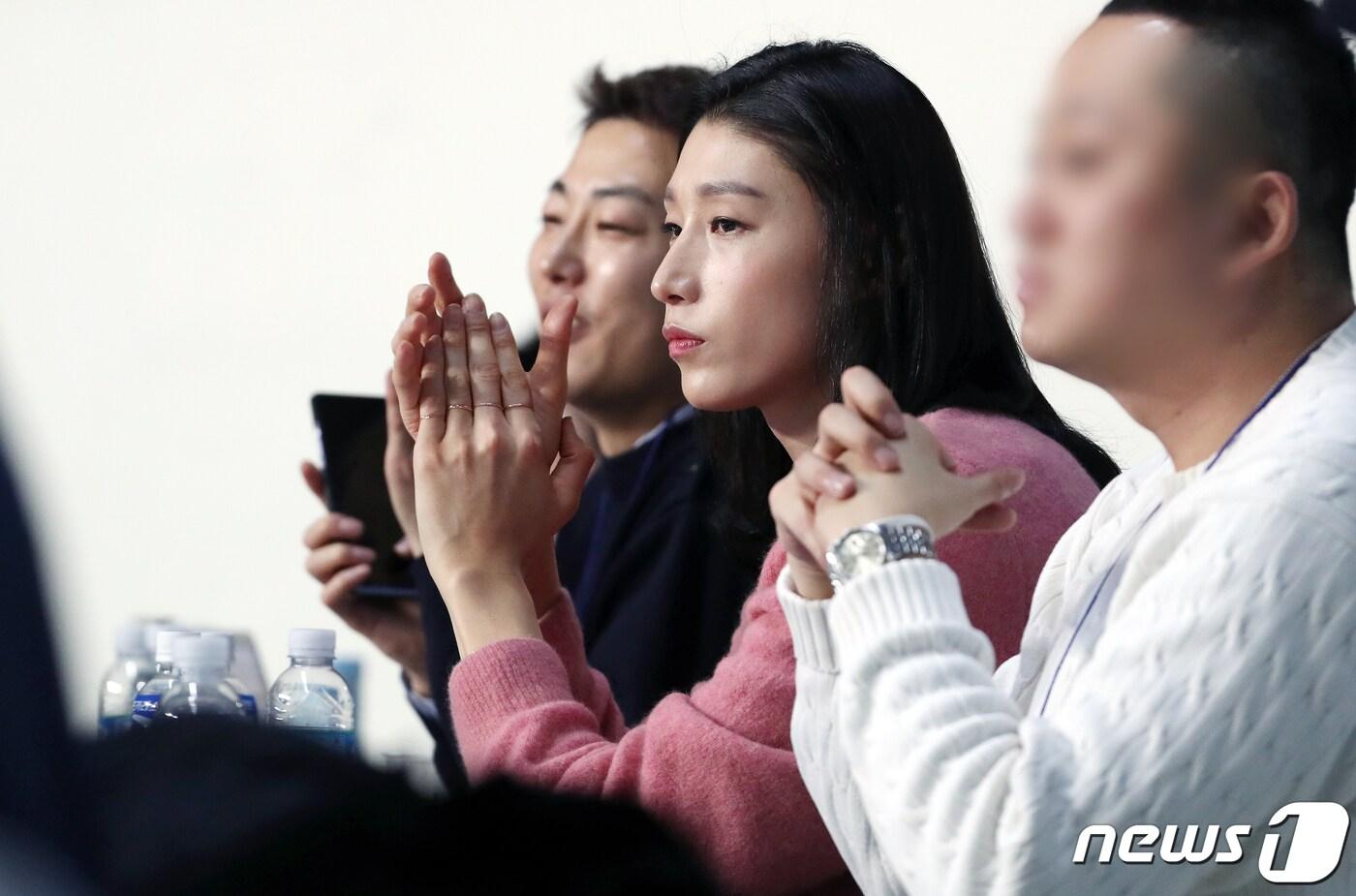 배구선수 김연경이 16일 오후 서울 장충체육관에서 열린 프로배구 도드람 2019-2020 V-리그 여자부 GS칼텍스와 현대건설의 경기를 지켜보고 있다. 2020.1.16/뉴스1 ⓒ News1 이동해 기자