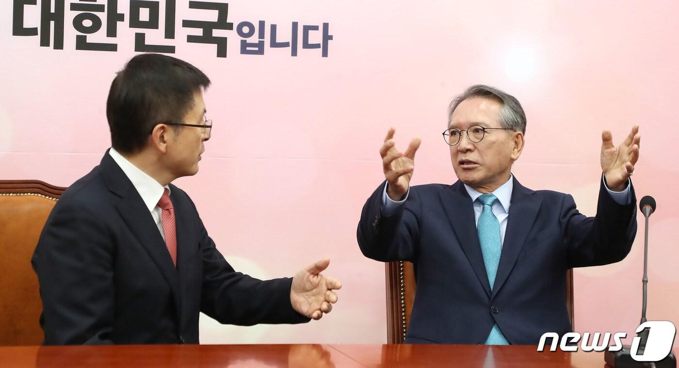 본문 이미지 - 황교안 자유한국당 대표와 김형오 공천관리위원회 위원장이 17일 오전 서울 여의도 국회에서 회동을 갖고 이야기를 나누고 있다. 2020.1.17/뉴스1 ⓒ News1 임세영 기자