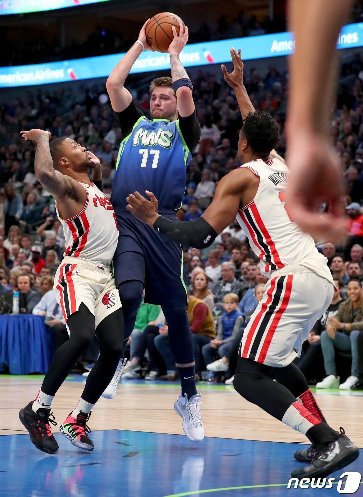 본문 이미지 - 18일(한국시간) 미국프로농구(NBA) 포틀랜드 트레일 블레이저스와 경기에 나선 댈러스 매버릭스의 루카 돈치치. ⓒ AFP=뉴스1