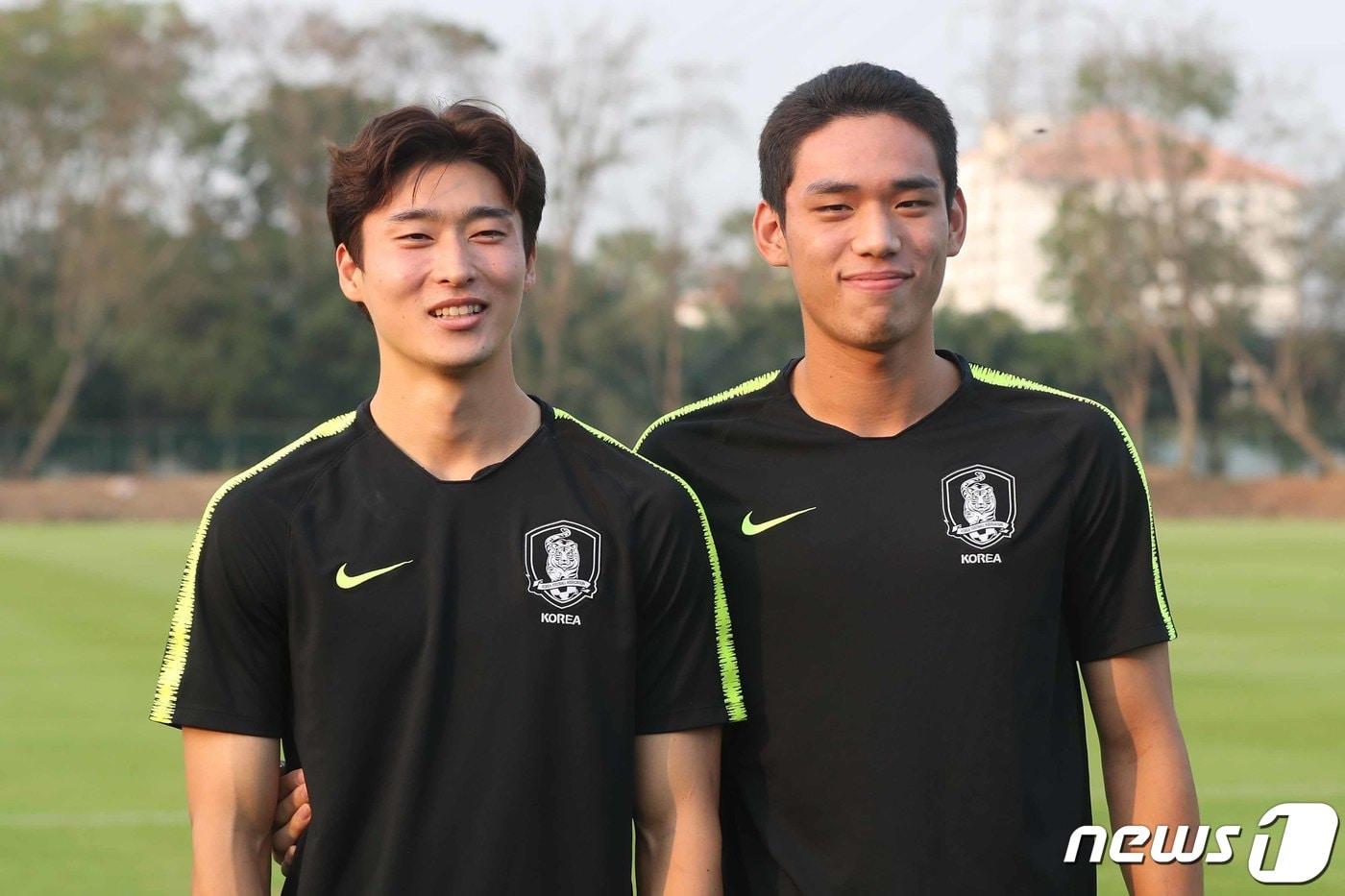 대한민국 U-23 대표팀 조규성(왼쪽)과 오세훈이 18일 오후(현지시간) 태국 방콕 탐마삿 대학교 축구장에서 '2020 아시아축구연맹(AFC) U-23 챔피언십' 요르단과의 8강전을 하루 앞두고 훈련 전 인터뷰를 하고 있다./뉴스1 ⓒ News1 민경석 기자