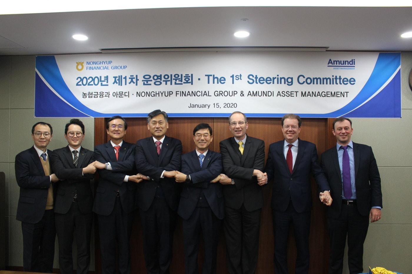 15일 서울 중구 NH농협금융 본사에서 열린 'NH농협금융-Amundi社 주주간 운영위원회'에서 김형신 NH농협금융 사업전략부문장(왼쪽 5번째), 배영훈 NH-Amundi자산운용 대표(왼쪽 3번째), 베르나르 드윗(Bernard DEWIT) 아문디 부사장(왼쪽 6번째) 등 관계자들이 기념촬영을 하고 있다. /사진제공 = NH농협금융 ⓒ 뉴스1